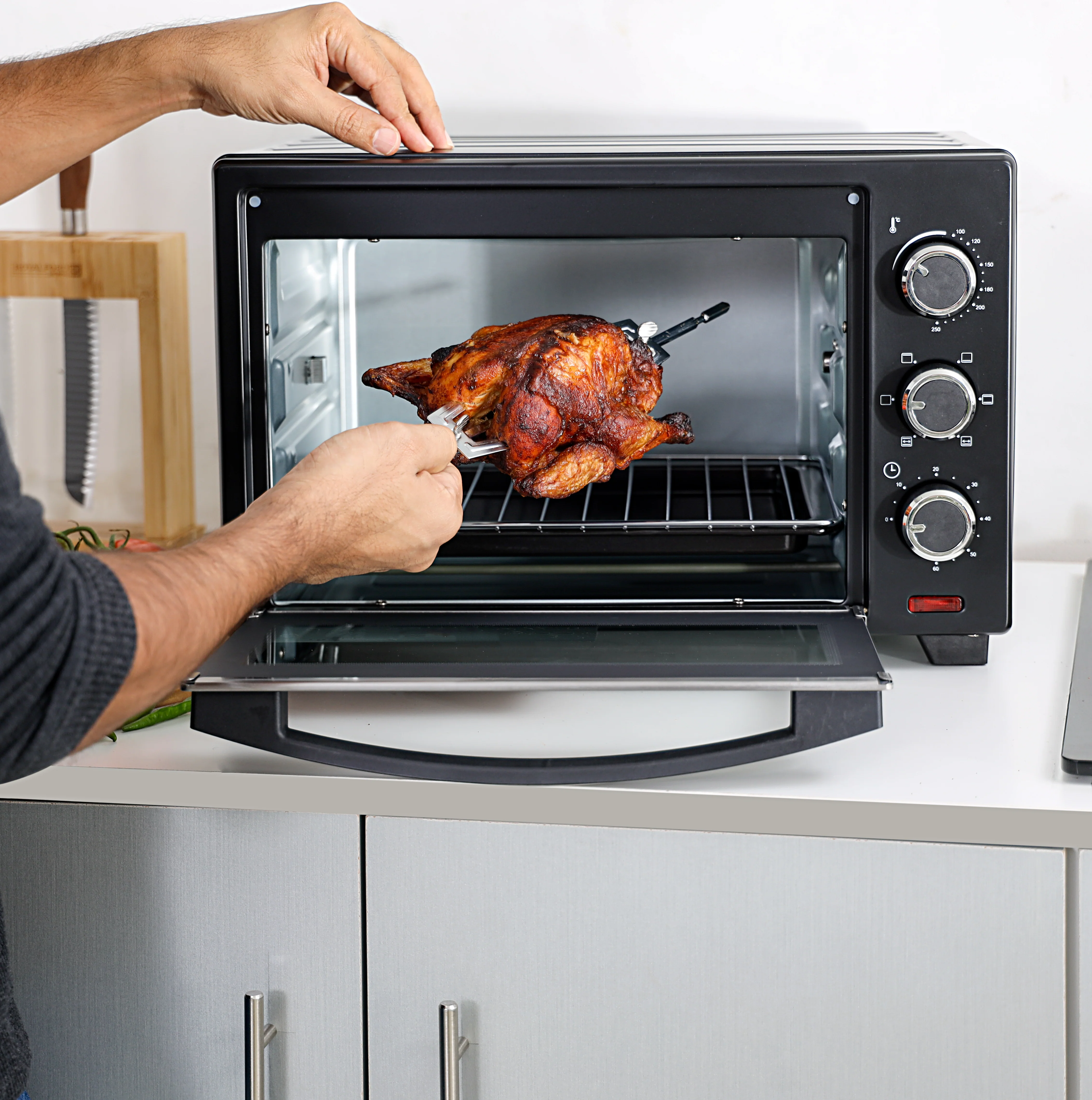 Olsenmark OMO2277 Electric Oven 24L| rotisserie, 1600W power & adjustable temperature| 60-minute timer & multi-stage heating for baking, grilling, and roasting| - Image 4