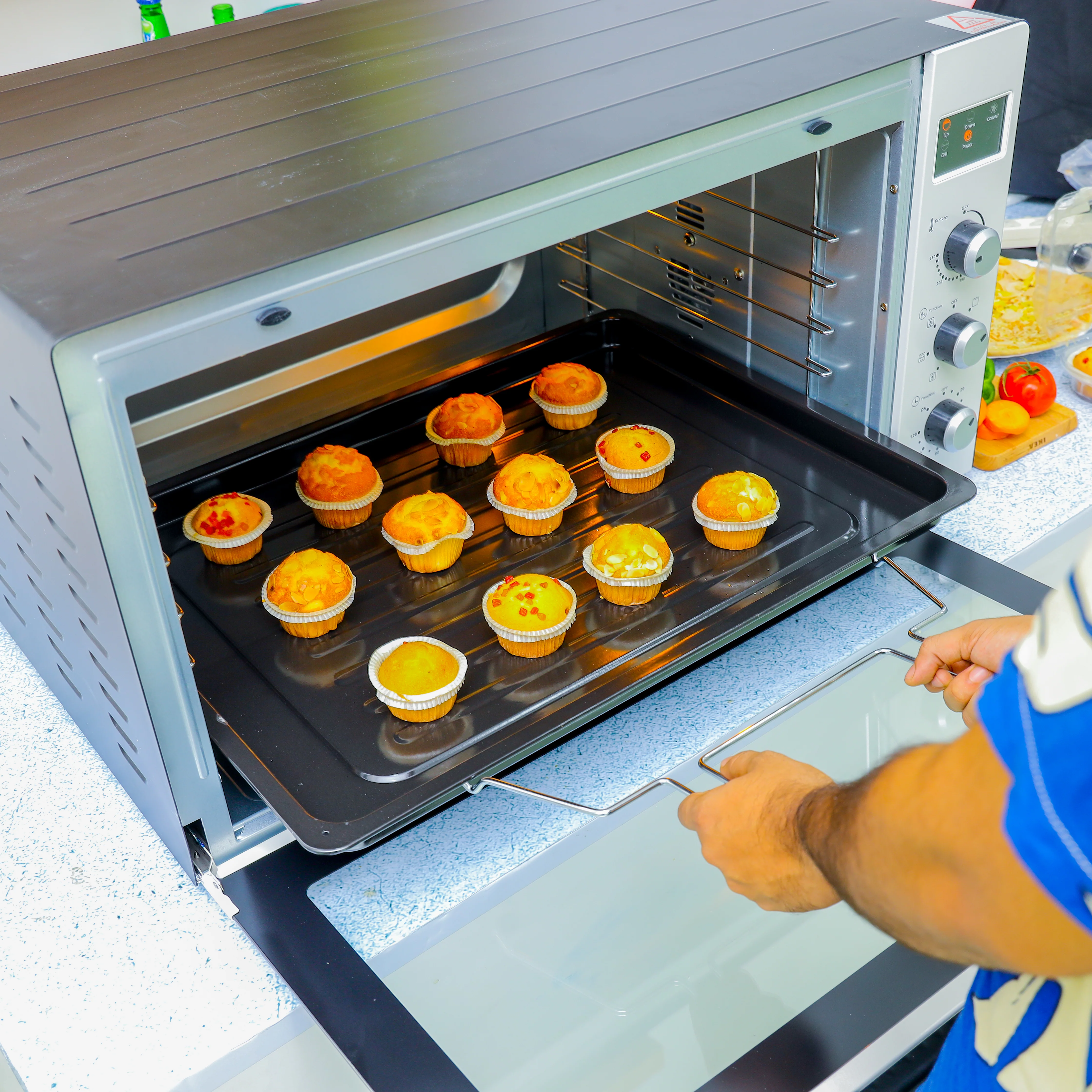 Olsenmark OMO7004 150L Electric Oven| 2800W power with convection and rotisserie 7 functions knob| 120-minute timer, 70–250°C temperature control, and inner lamp| - Image 4