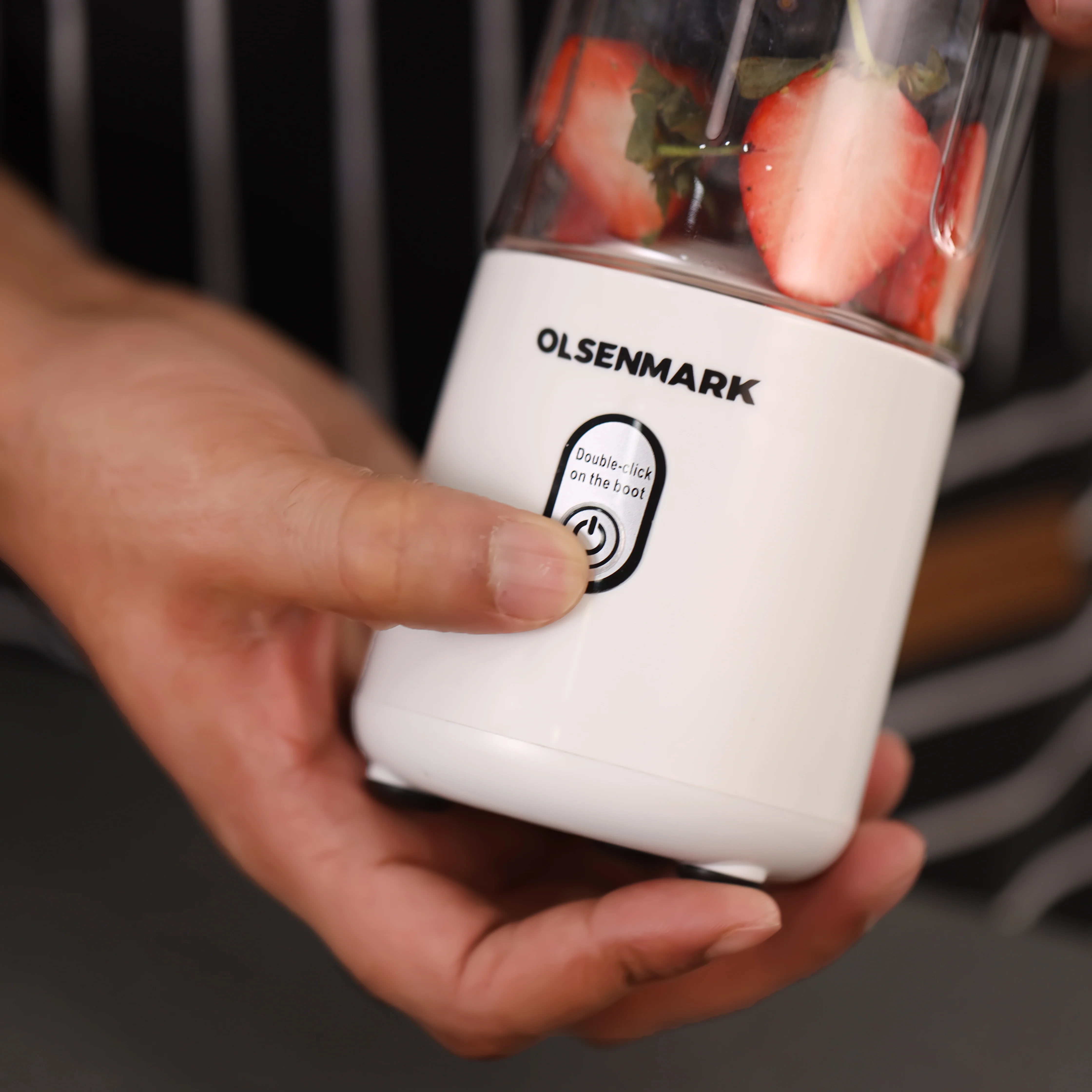 Olsenmark OMSB2495 Rechargeable Portable Blender| 410ml with 35W motor & USB charging, ideal for smoothies| juices & shakes, food-grade material & compact travel design| - Image 4