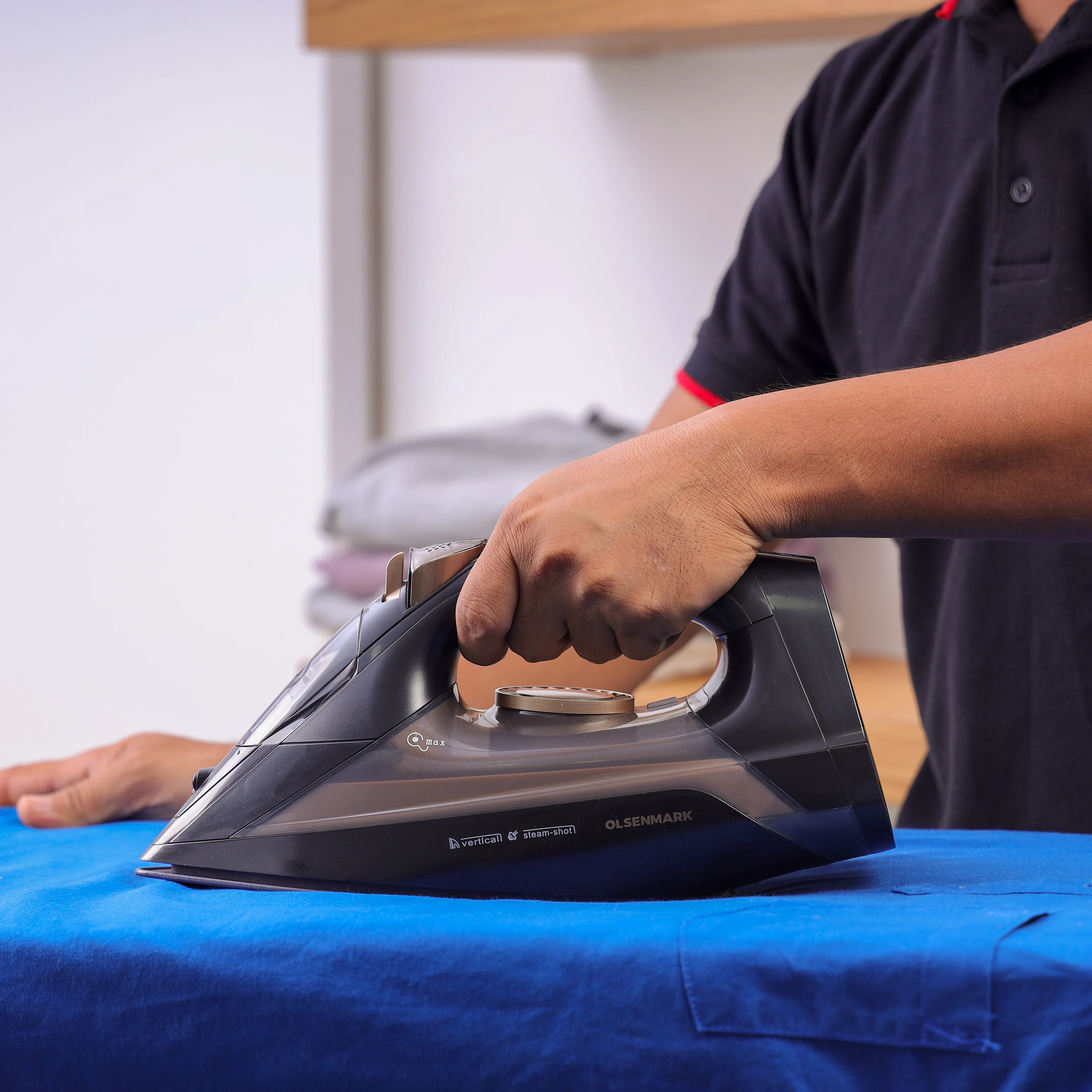 Olsenmark OMSI1839 Corded & Cordless Steam Iron| 2200W power with ceramic soleplate & steam| spray & burst functions, vertical steaming & adjustable temperature control| - Image 5