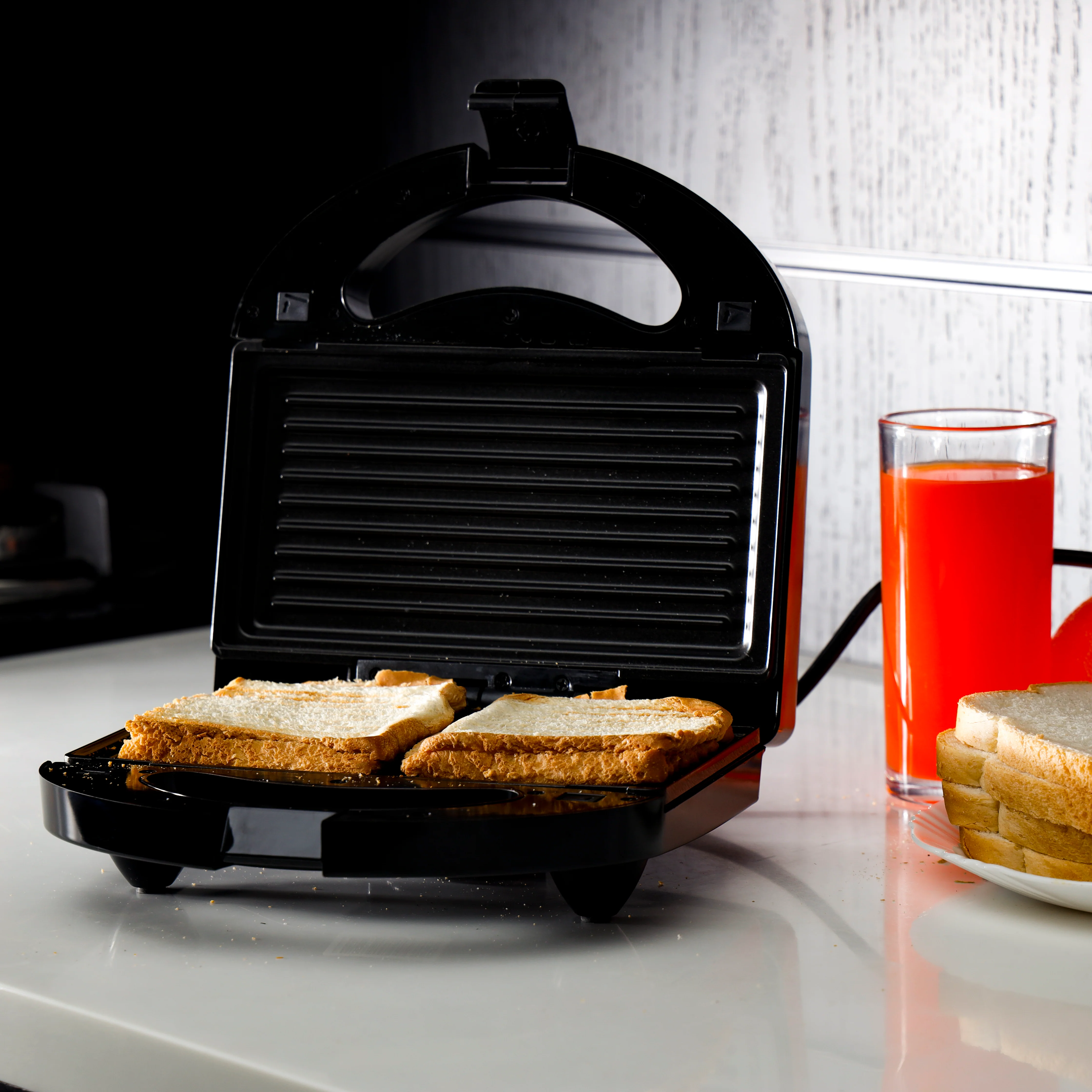 Olsenmark OMSM2428 3-in-1 Multiplate Sandwich Maker | 750W power with detachable non-stick plates| grill and waffle functions, adjustable temperature, cool-touch design| - Image 4