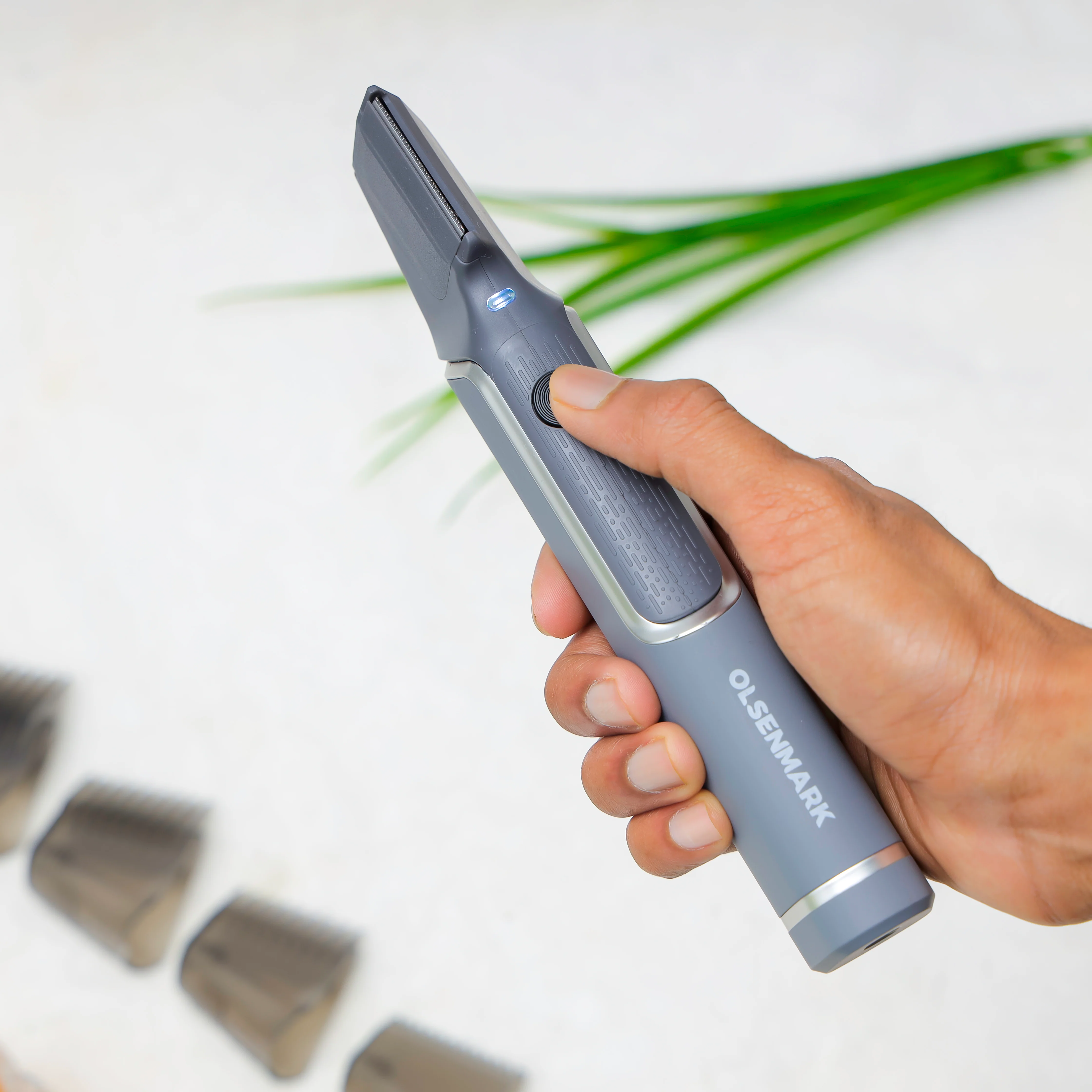Olsenmark OMTR4091 Rechargeable Hair Trimmer and Body Groomer| stainless steel blade with 35mm extendable handle| built-in light with 5 combs and 90 min runtime| - Image 4
