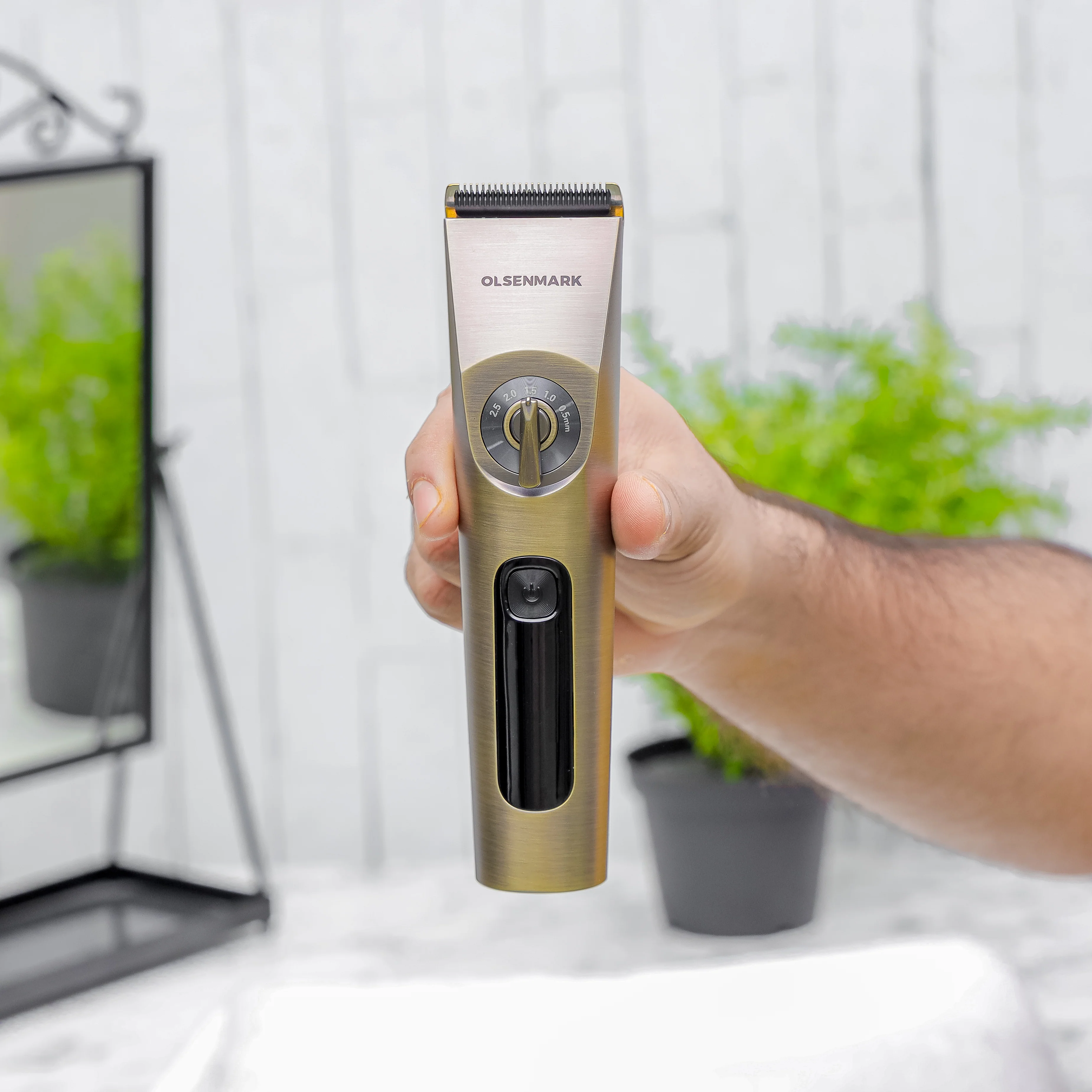 Olsenmark OMTR4102 Professional Hair & Beard Trimmer| IPX6 waterproof design, ceramic & titanium blade| 0.5–2.5mm dial, 2000mAh battery, LED display, USB charging| - Image 2
