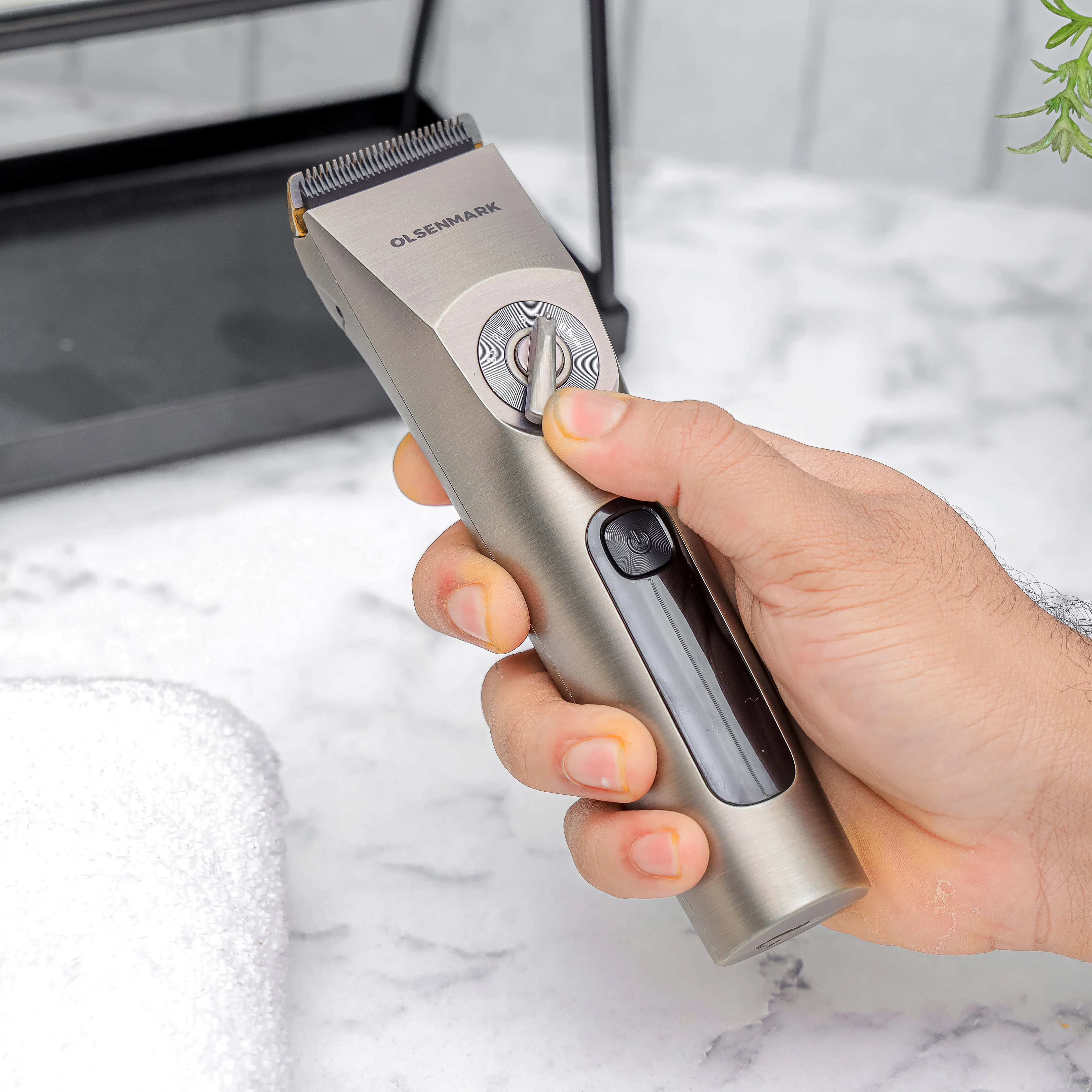 Olsenmark OMTR4102 Professional Hair & Beard Trimmer| IPX6 waterproof design, ceramic & titanium blade| 0.5–2.5mm dial, 2000mAh battery, LED display, USB charging| - Image 3