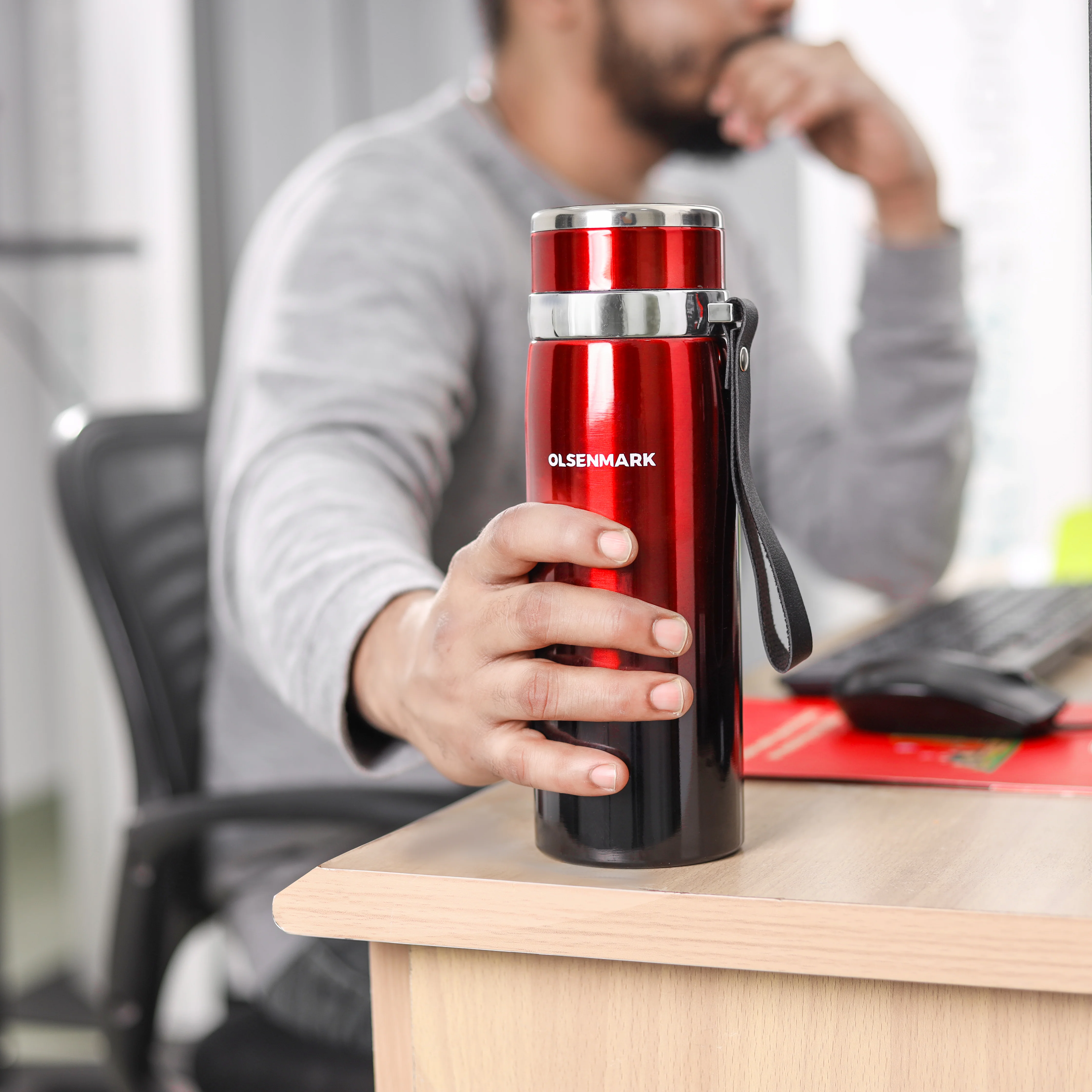 Olsenmark OMVF2485 800ml stainless steel vacuum bottle| double-wall insulation to keep drinks hot or cold longer| leak-resistant lid, 304 steel body, and carry strap| - Image 3