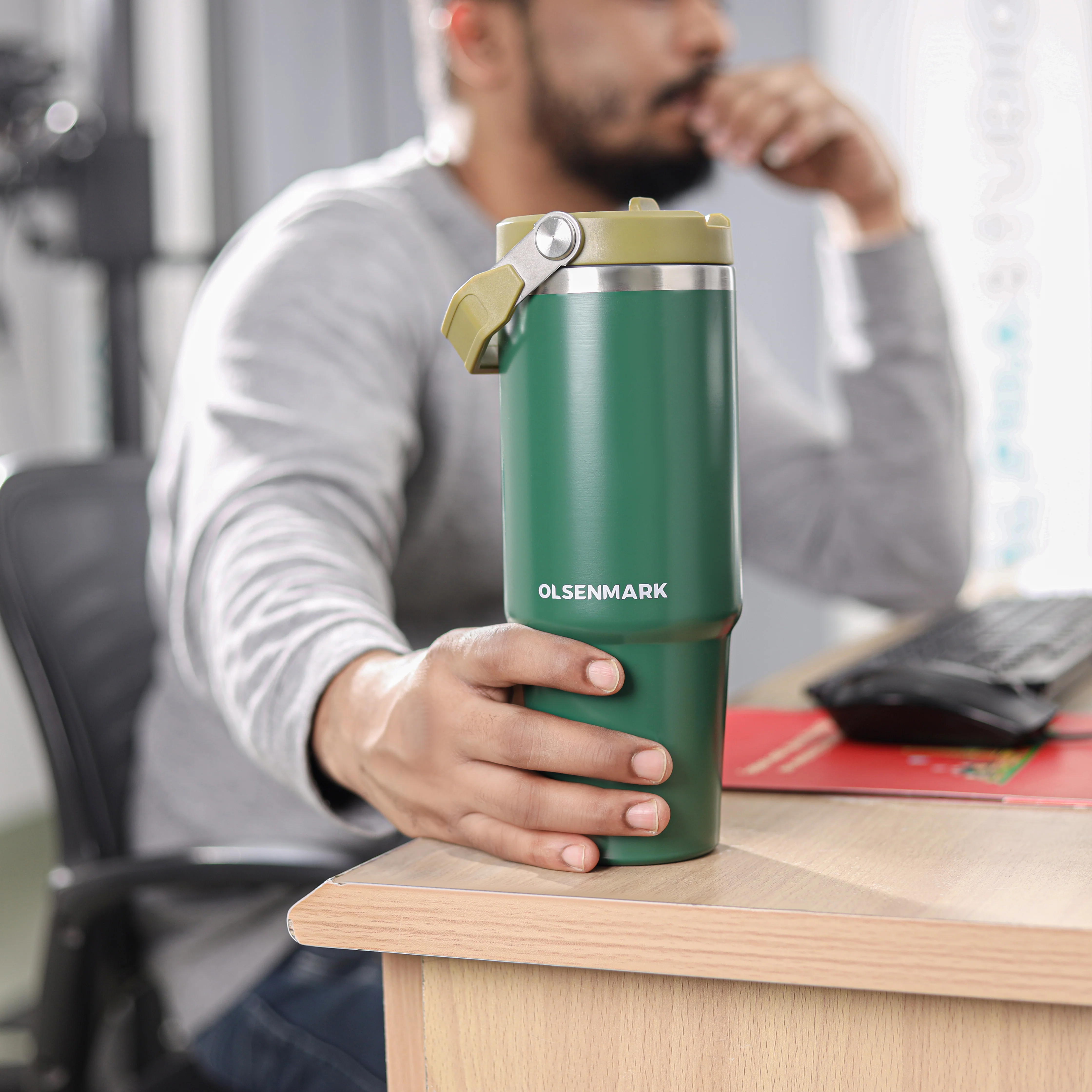 Olsenmark OMVF7020 Vacuum Bottle 900ml| leak proof lid, hot & cold insulation| 304 stainless steel body, car cup holder friendly design, ideal for tea & coffee| - Image 3