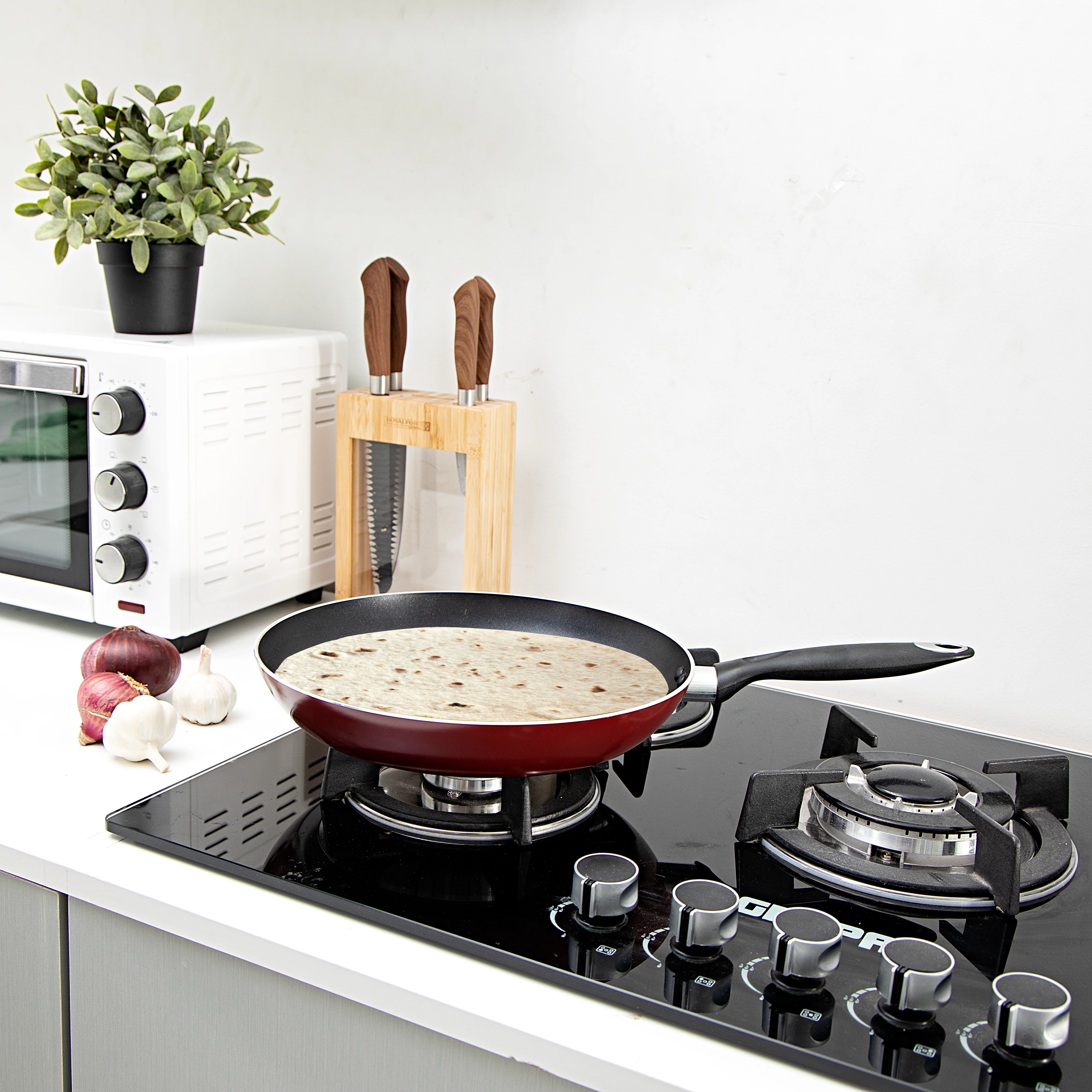 Royalford RF1256FP30 Aluminium Fry Pan| featuring a 3-layer non-stick coating & 3mm thickness| Strong Bakelite Handle, heat-resistant body and ergonomic handle| - Image 4