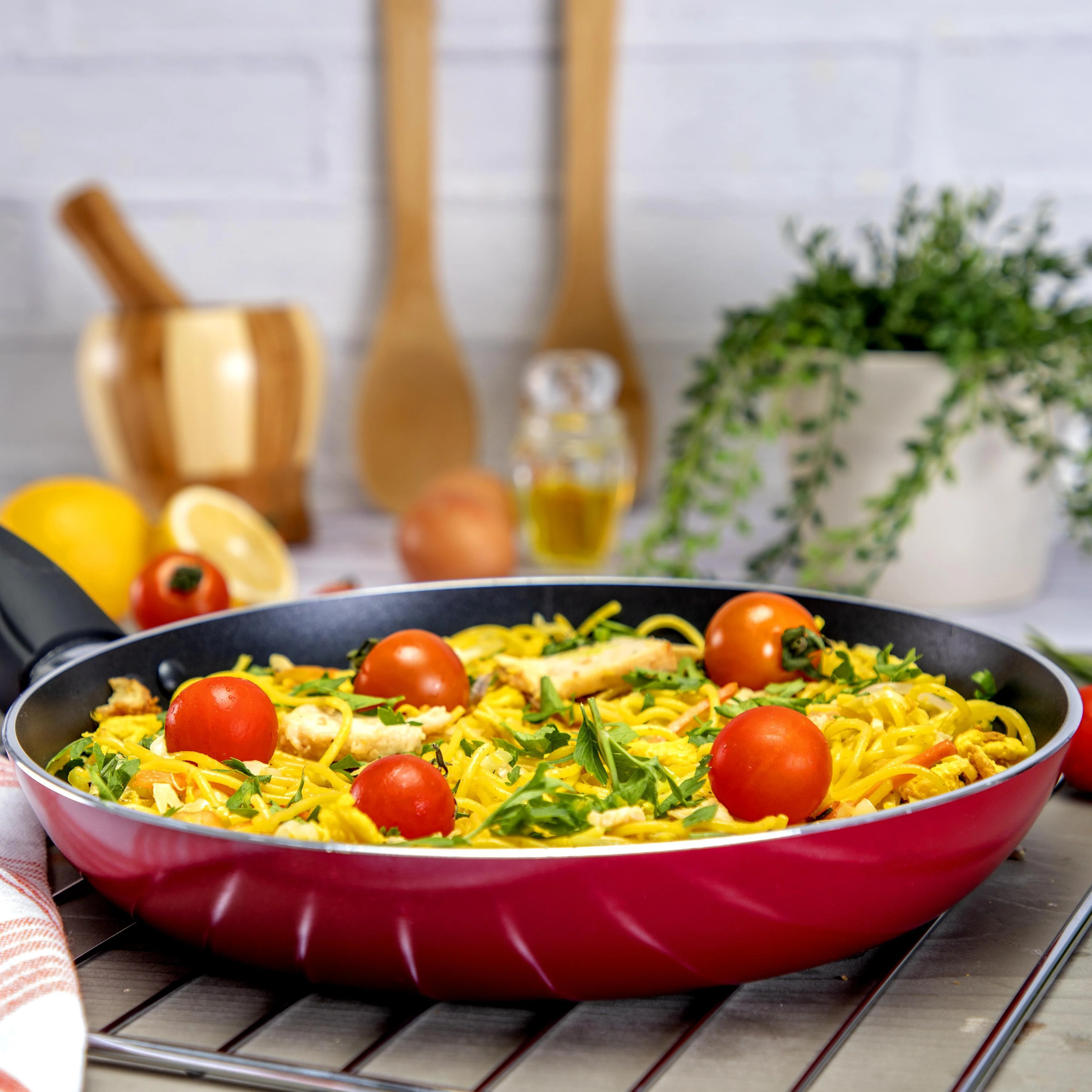Royalford RF1263FP28 28cm Flat Fry Pan| featuring a triple-layer non-stick coating & 3mm body| Spin Bottom Technology, even heat distribution and easy cleaning| - Image 4