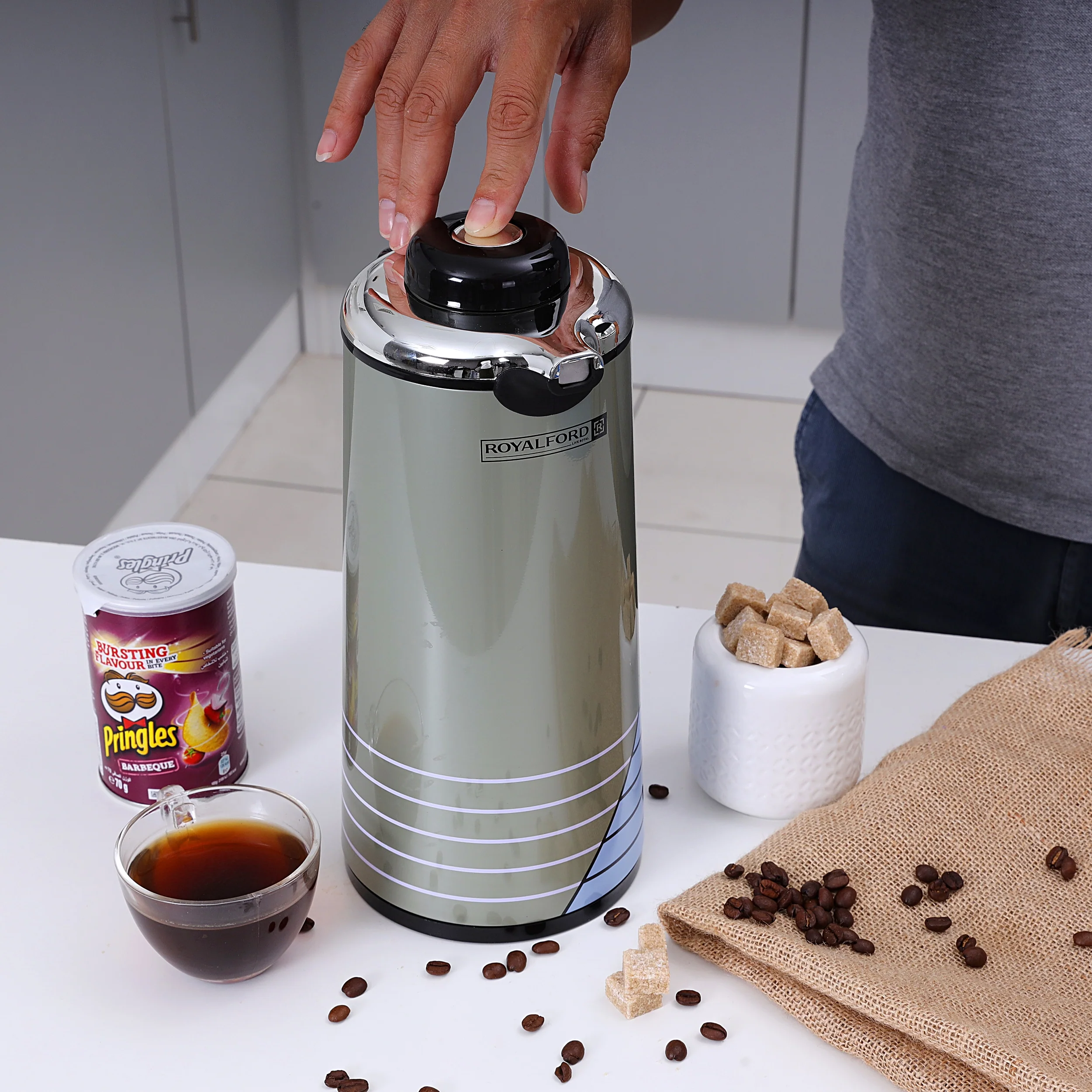 Royalford RF5783 1L Vacuum Flask| double-wall insulation keeps drinks hot or cold for hours| Easy-pour, leak-resistant with durable body for home, office, travel| - Image 3